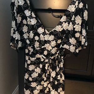 White House Black Market top! Adorable!